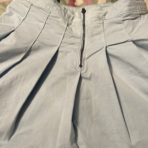 Light blue cheer style pleated miniskirt with back zip and button - Picture 4 of 7